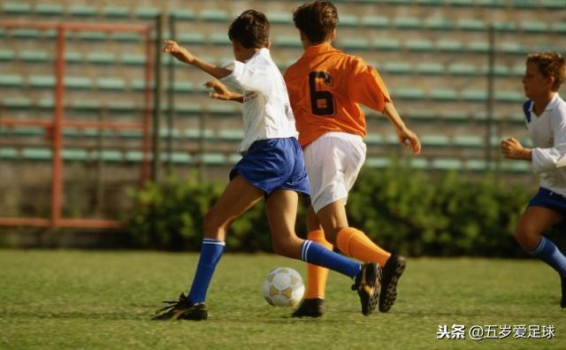 足球球星给中国人温暖时刻,足球球星对小球迷暖心时刻