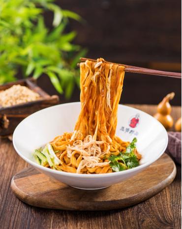 资本烧钱抢市场,资本炒作外卖年赚百万