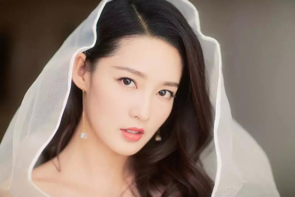 李沁侧颜一样的图片,李沁肤白貌美美得让人着迷