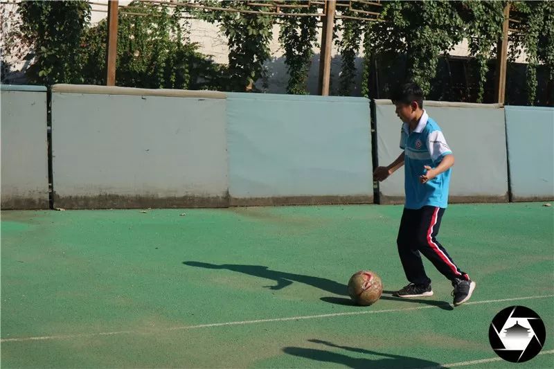 西安北郊教孩子踢足球的地方,社区教小朋友踢足球
