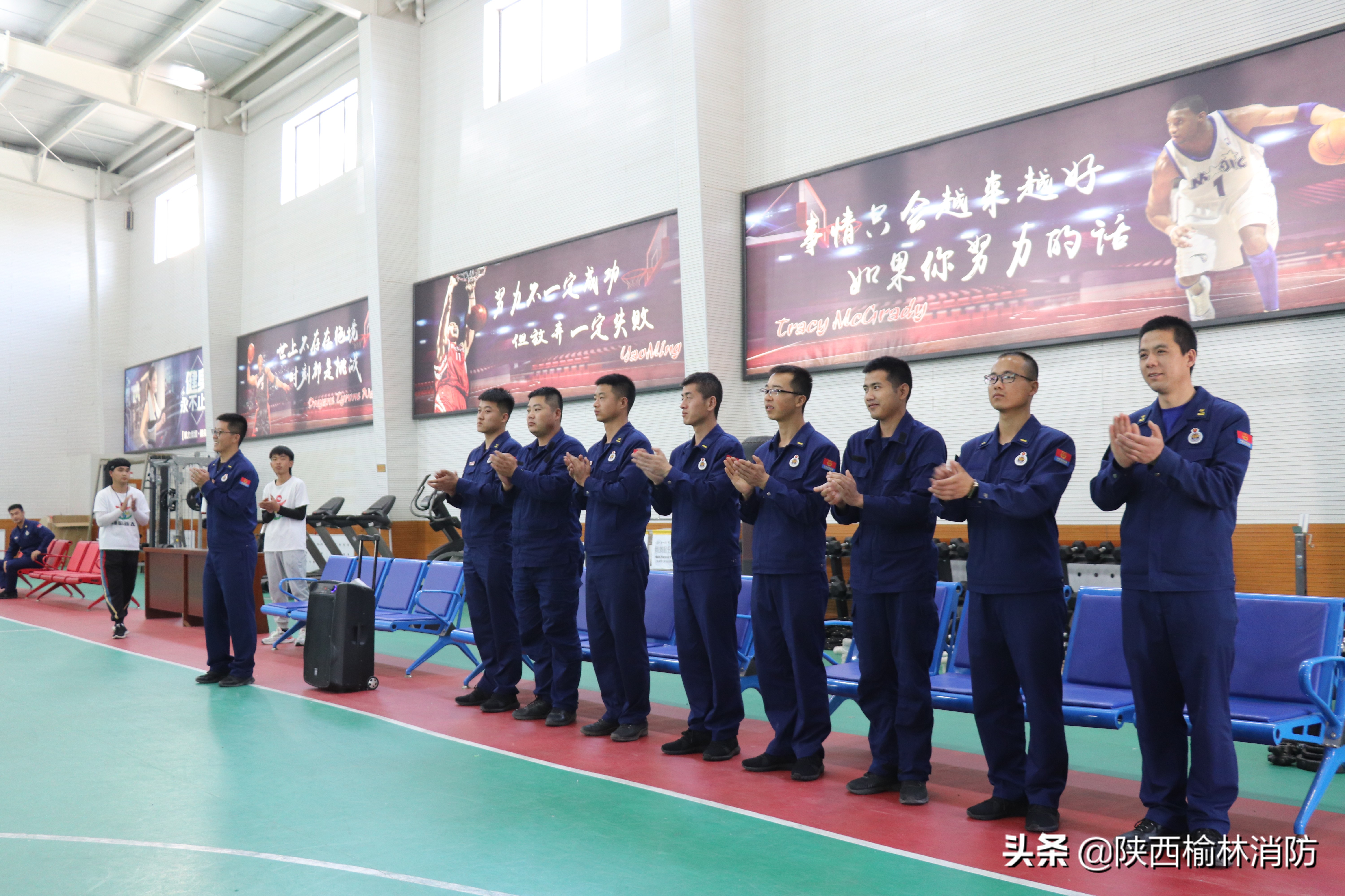 幼儿园小朋友学习消防,小朋友进红门开心学消防