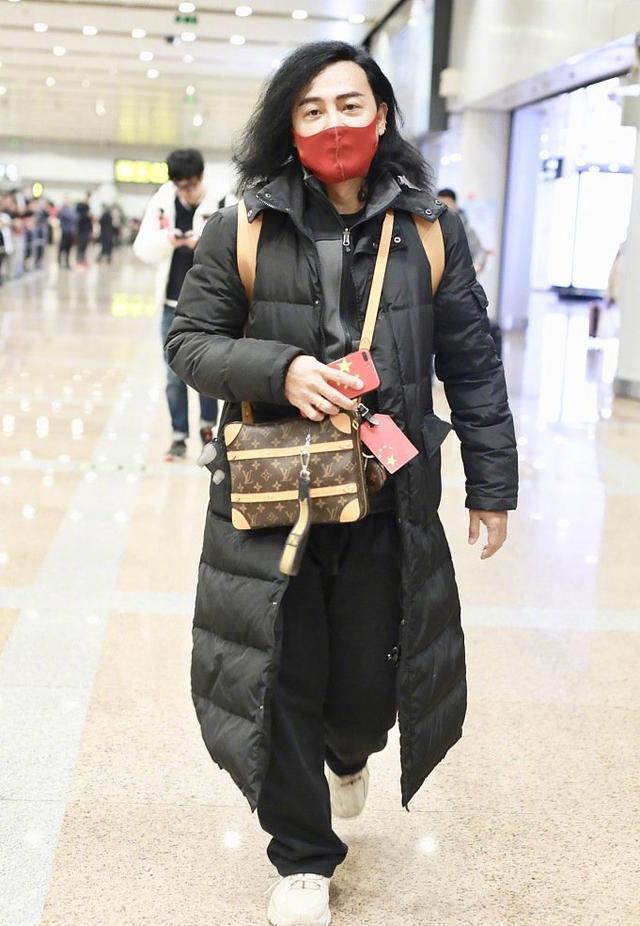 陈志朋回归低调？背3个LV包走机场，走哪都带着五星爱国手机壳
