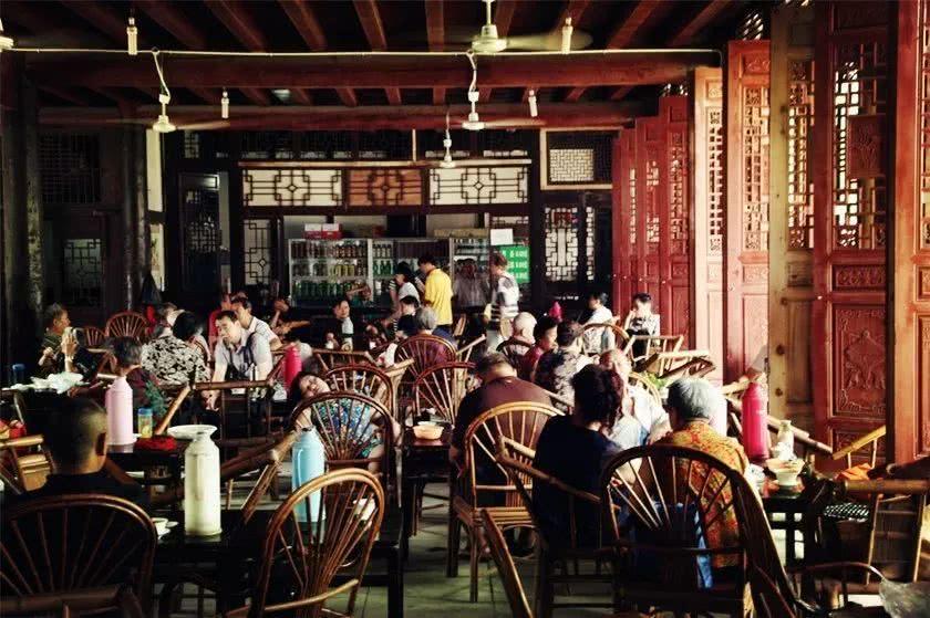 傻儿司令前半生毁誉参半，1937年周恩来对他说了什么，点醒了他？