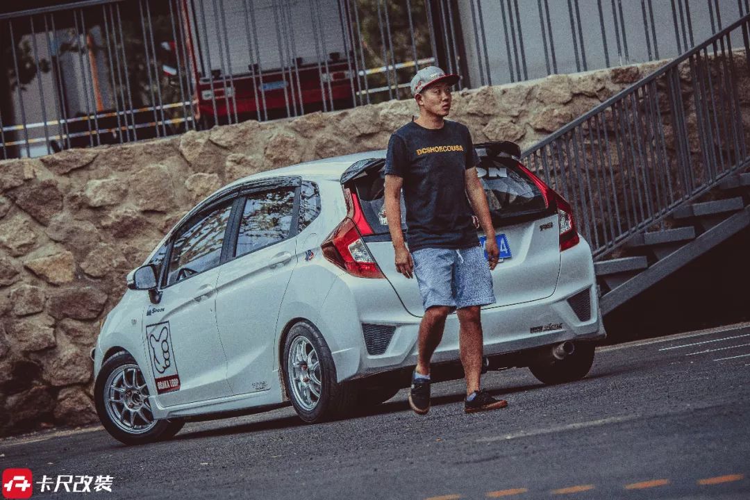 白色本田飞度潮享版怎么改装好看,7万买飞度60万改装