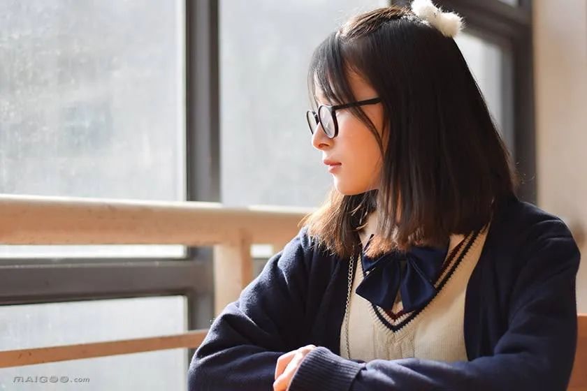 11岁女孩近视还有飞蚊症,800度近视导致飞蚊症