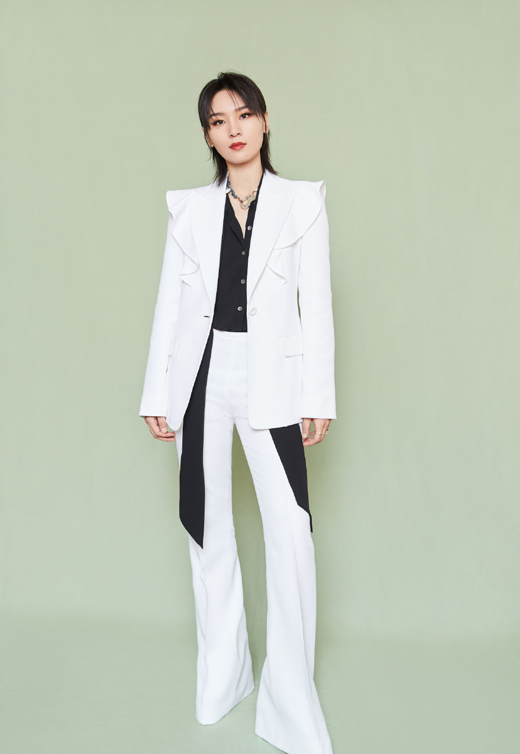 周笔畅黑色露腰造型同款衣服,周笔畅穿搭风格变得更美了