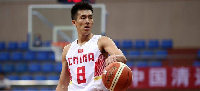 郭艾伦被啦啦队员绊倒回应,啦啦队抱郭艾伦