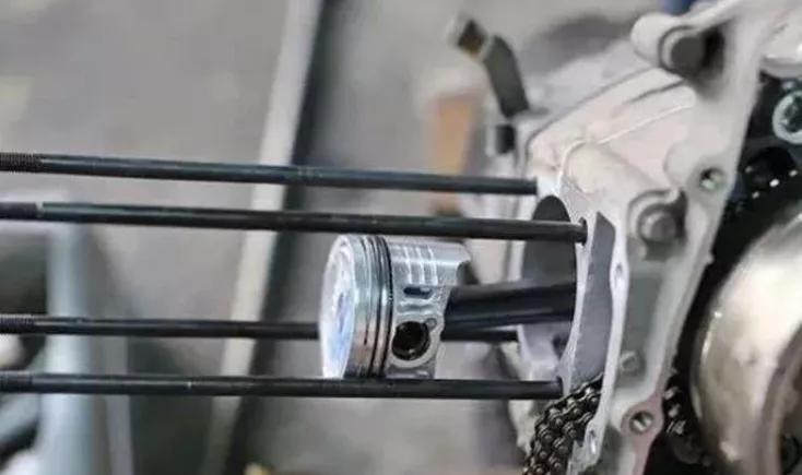 如何判断发动机皮带该更换了，很简单，女司机也可以轻易做到