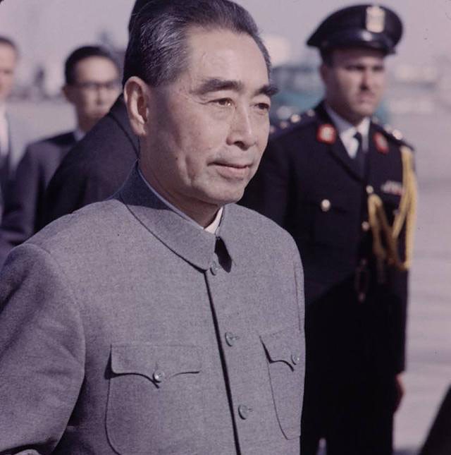 记者故意刁难周总理:为何要用美产钢笔?他的回答让记者羞愧