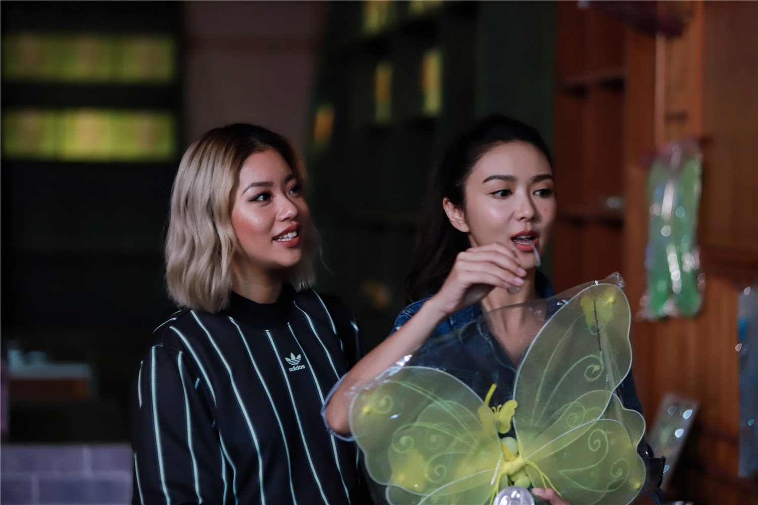 王菊适合什么眼影,王菊用的眼线