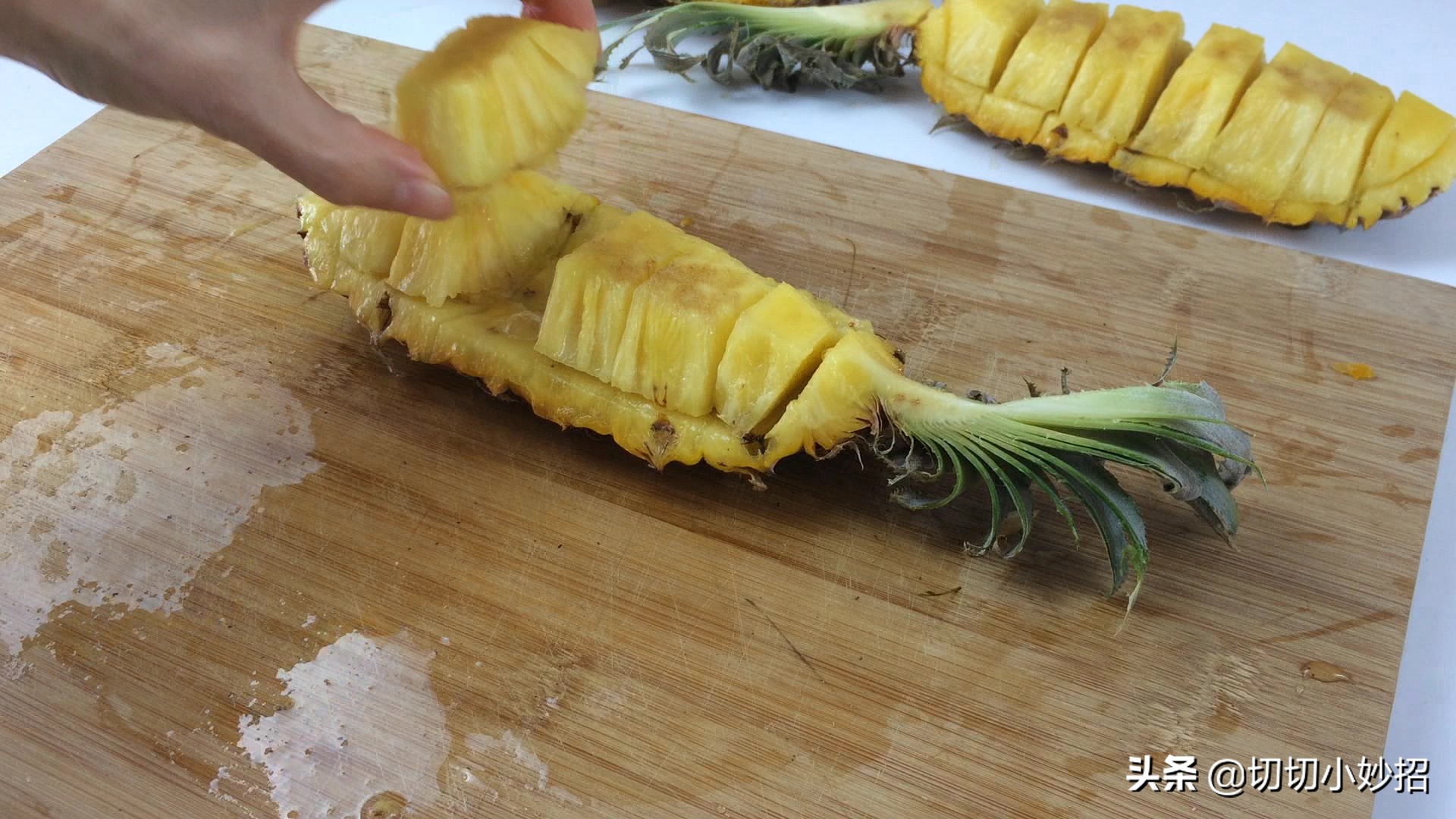 原来切菠萝这么简单不挖眼不削皮,在家切菠萝的有效办法