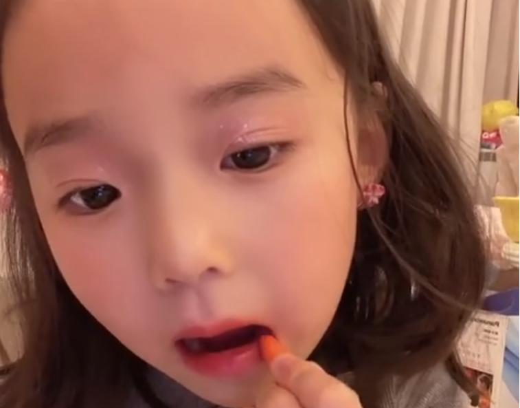 小女孩华丽变身真人版,小花仙女生变身视频