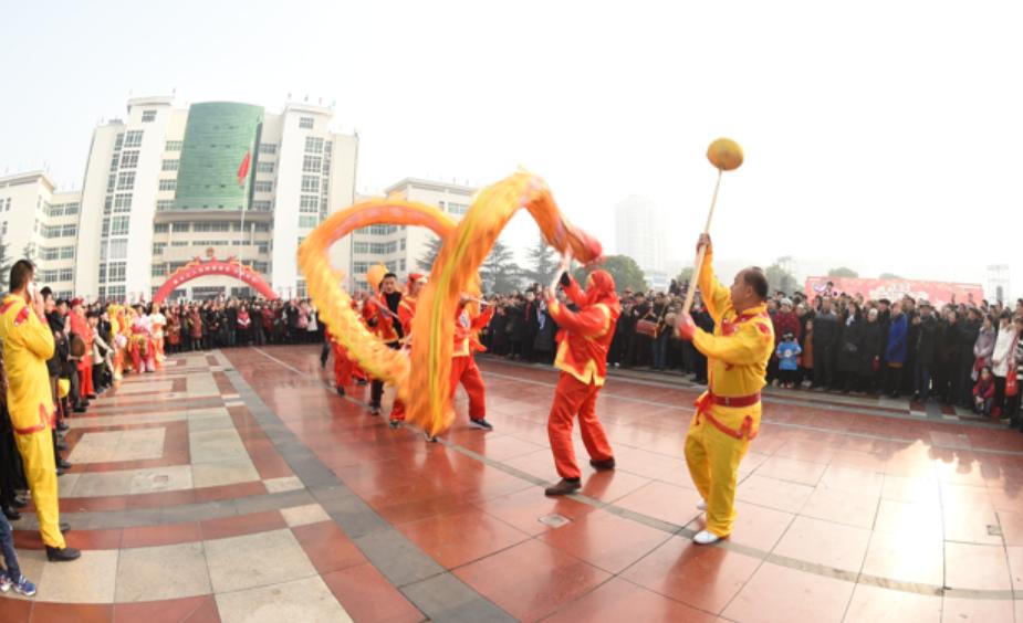 广元市老城小西街嘉陵广场,看看广场有多热闹