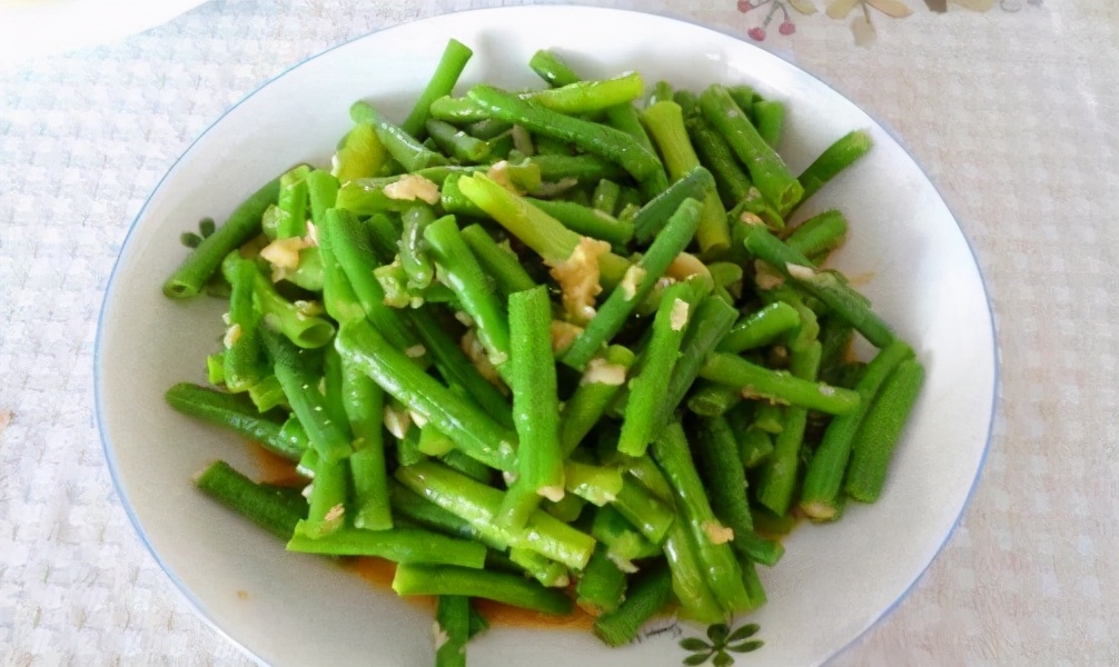 蒜泥豆角土豆茄子的家常做法,蒜泥扁豆角的家常做法窍门视频