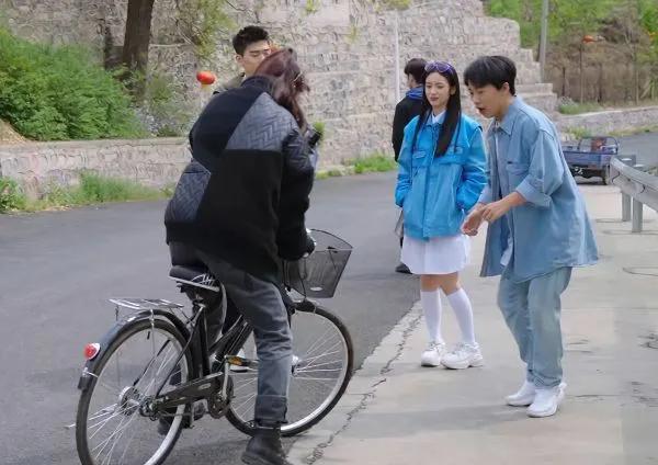 孟子义过失伤人,孟子义骑自行车掉沟