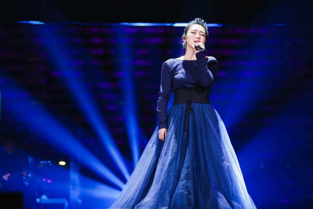 何洁晒照长裙飘飘仙气十足，粉丝贴上没修过的照片评论：注意身体