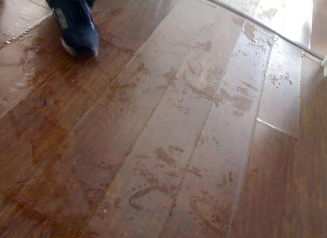 强化地板泡水？别听别人忽悠，请人处理白花钱，自然蒸发最有效