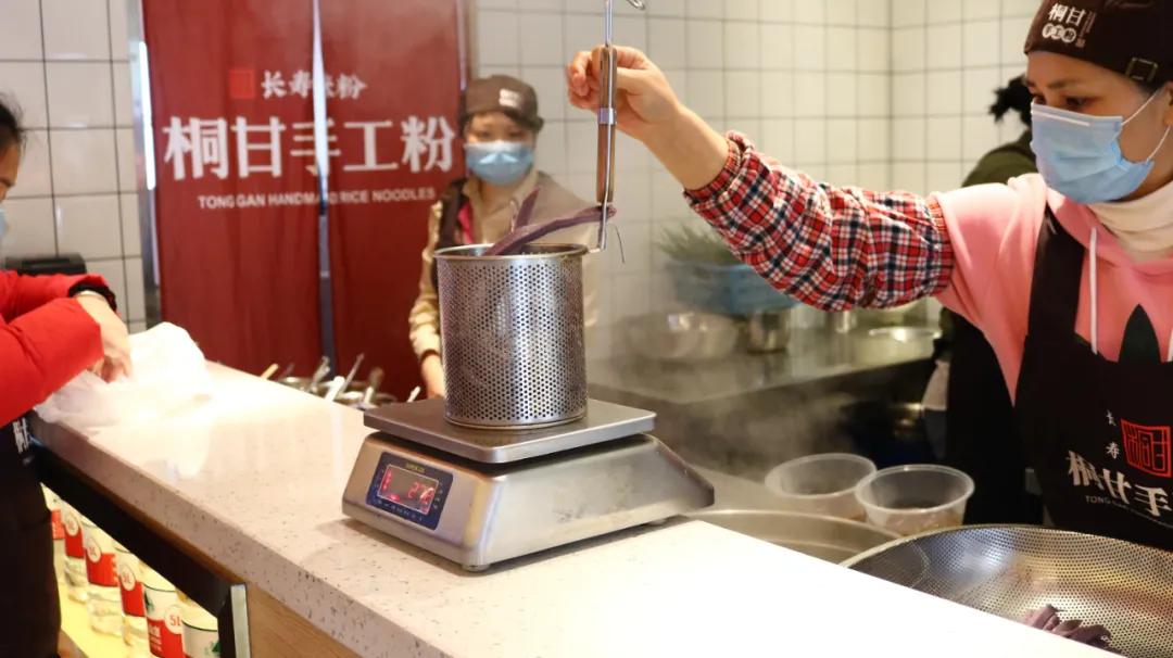 我只吃小面!打卡了这家手工粉后我真香了