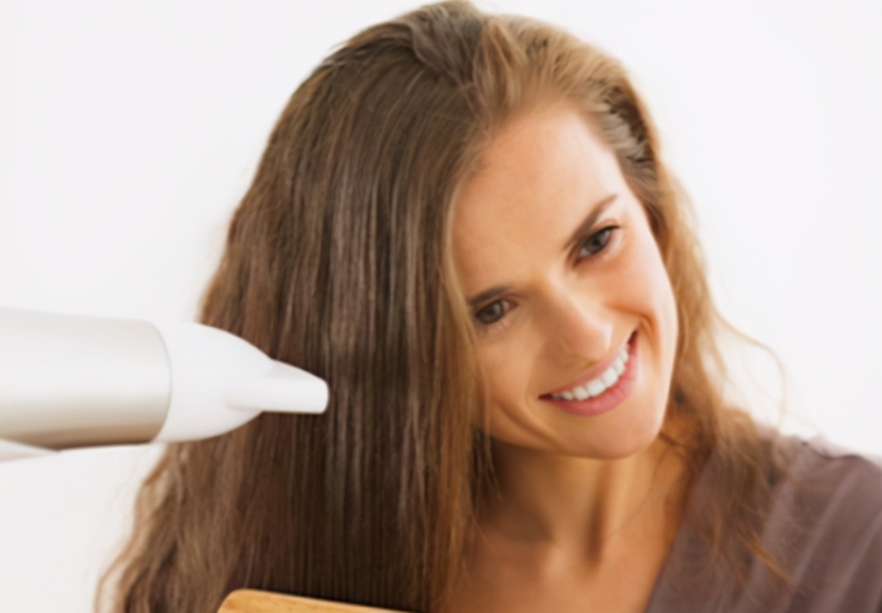 冬季头发太粗糙?试试这4种简单的方法,让“干燥发”远离你