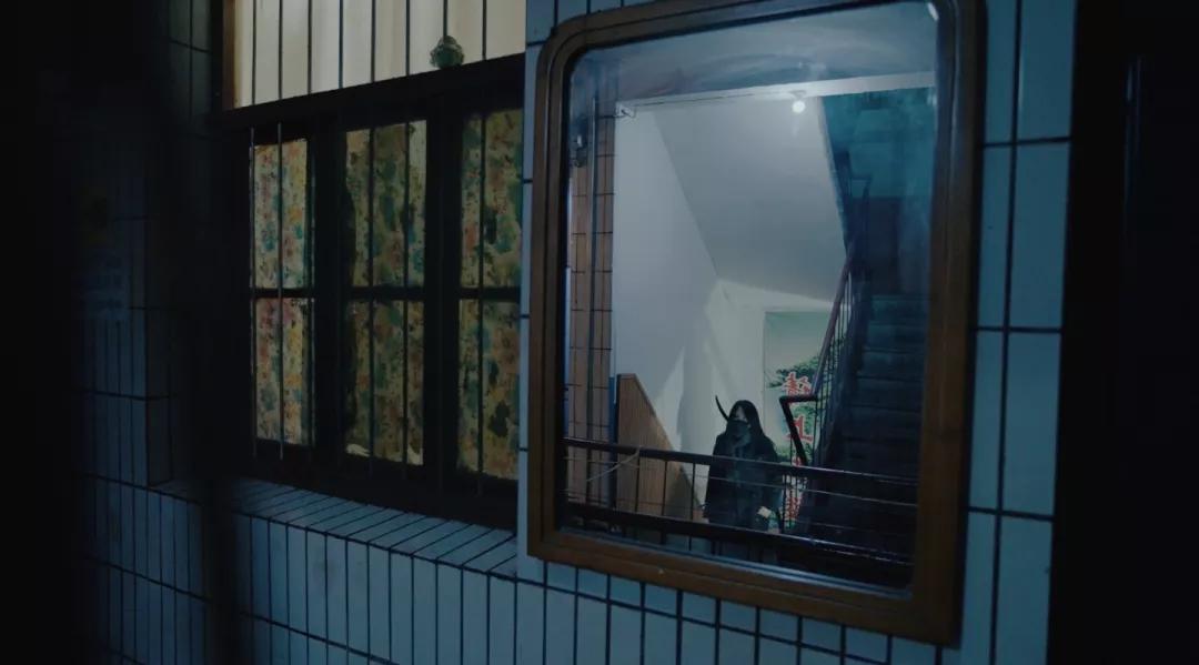 向对面出租屋射了一箭:80后妈妈王莹在城中村的实验艺术