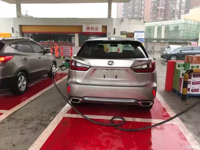 汽车加油口是不是都在驾驶室一侧,汽车加油口在左边和右边的区别