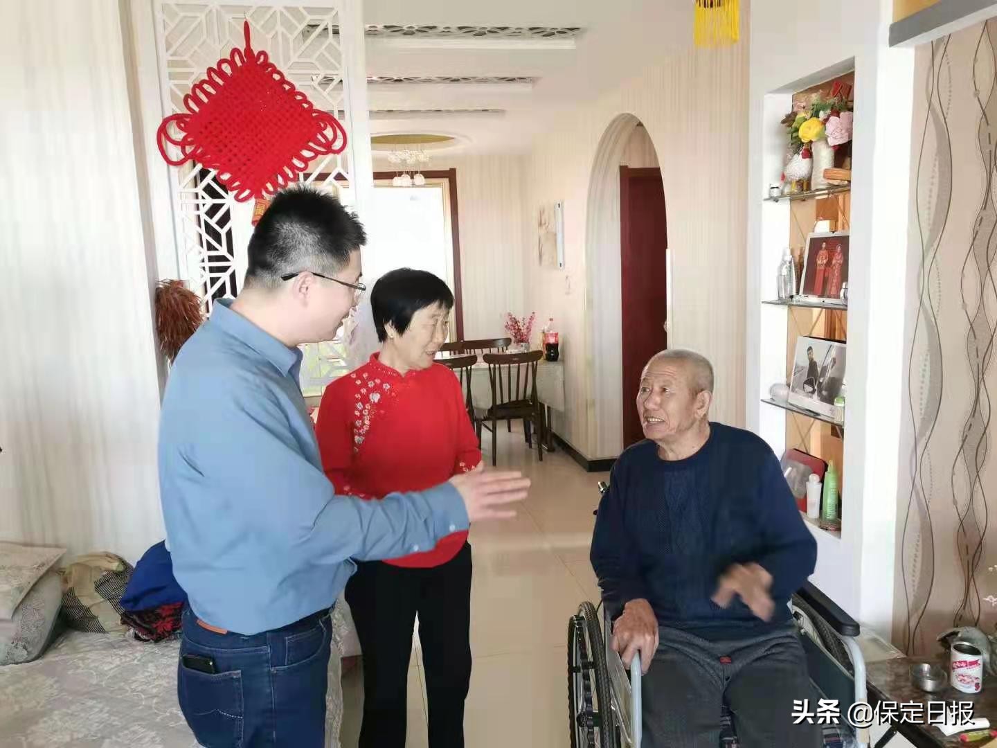 82岁大叔曾在部队服役7年回忆青春,弟弟当年参军的照片经典回忆