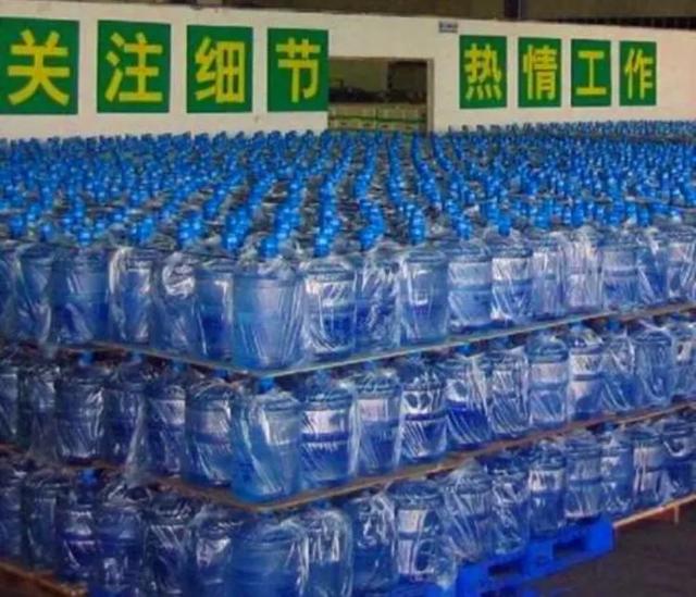 一年送1万桶桶装水能赚多少钱,桶装水店送的饮水机一般是多少钱