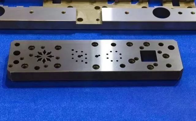 冲压模具圆弧过切有毛刺,冲压模具尖角经常崩