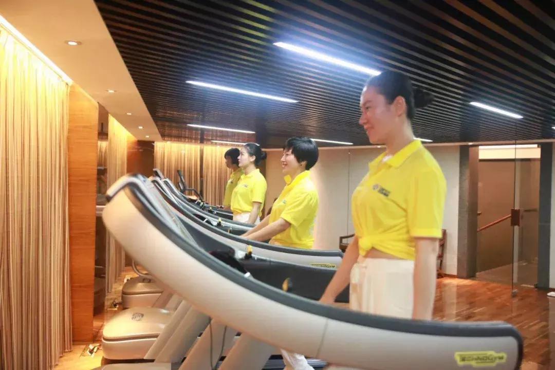 巨邦快乐集结号丨看见了,其中一艘游艇上,是我们的船长大舅哥