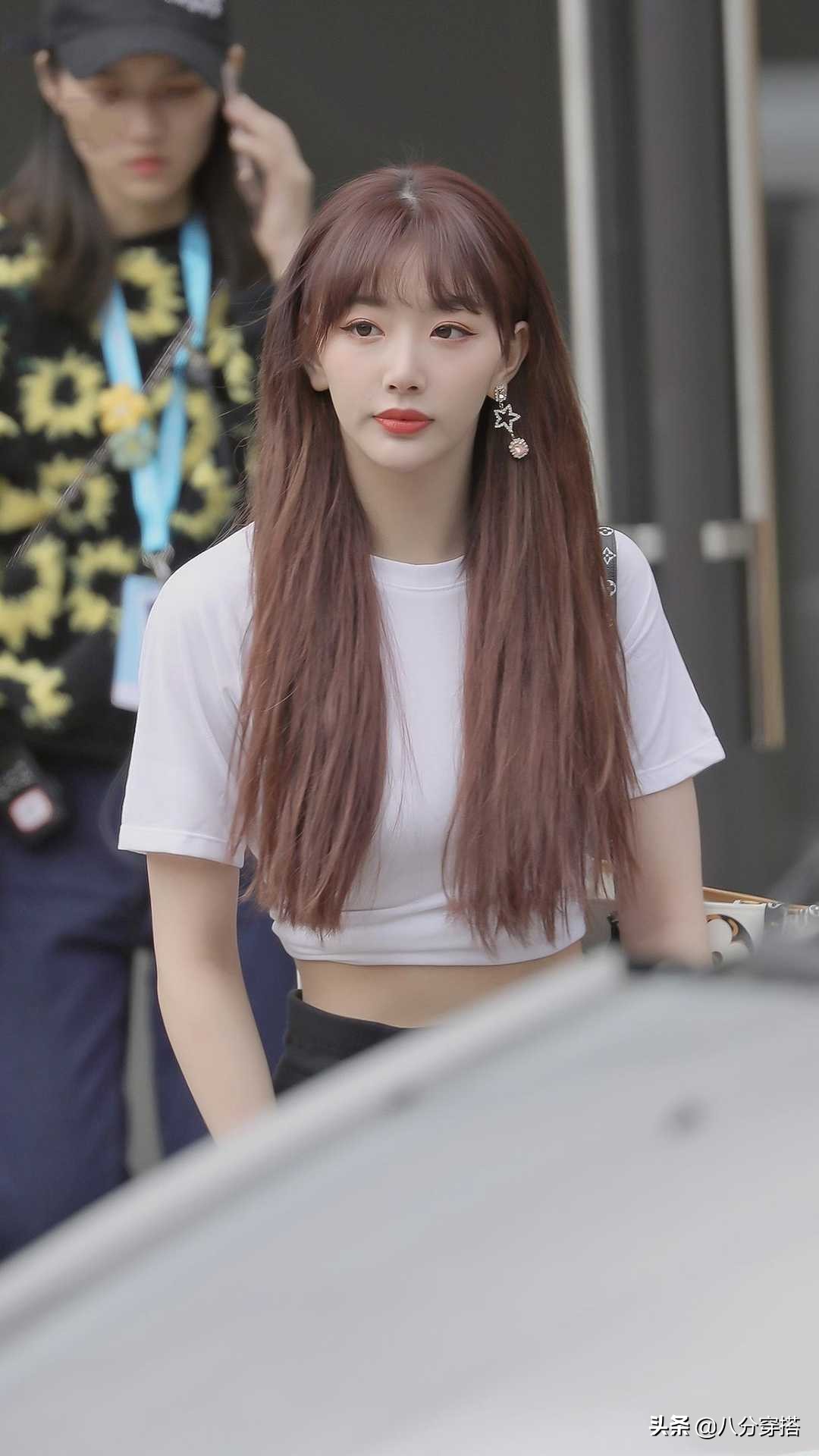 孔雪儿的穿搭胆大！白色T恤搭配运动裤，帅气风格让人心动