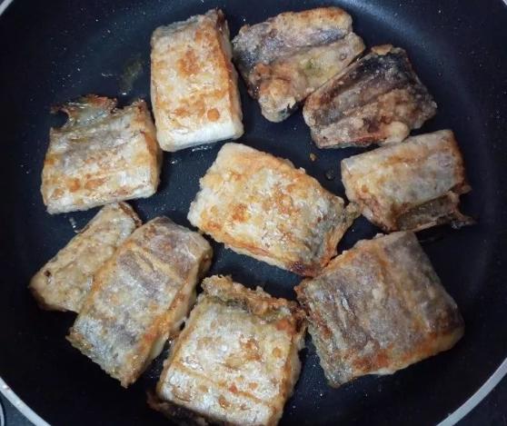 煎带鱼裹面粉的家常做法,煎带鱼怎么能裹上厚厚的面粉