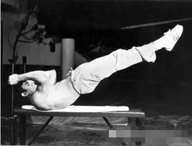 龙旗腹肌训练危害,做龙旗真的可以练出腹肌吗