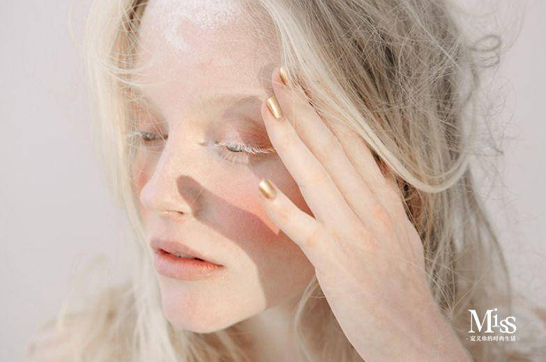 很多品牌推出各种颜色的睫毛膏,却孤零零地躺在专柜里无人问津