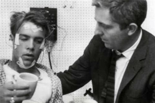 长期不睡觉有什么反应,晚上一直不睡觉对身体有什么坏处