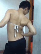 一个五六岁的小萝莉，抱住我的大腿哭着喊：叔叔，你娶了我吧