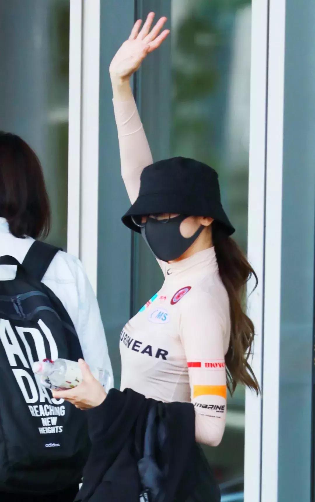 热巴当众撕衣服热舞,谁受得了