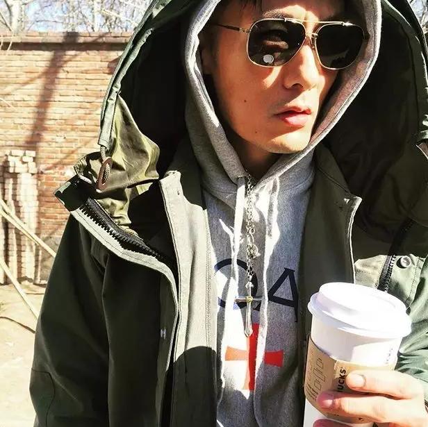 源于中世纪的欧洲，历经僧侣、运动员、工人们打磨，卫衣该这样穿