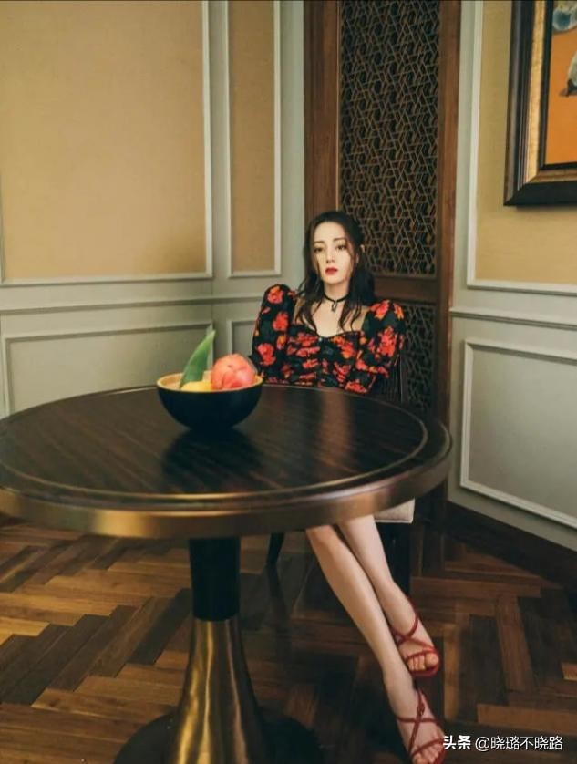 碎花裙如何穿得惊艳好看,今夏不正经的碎花裙穿搭真迷人