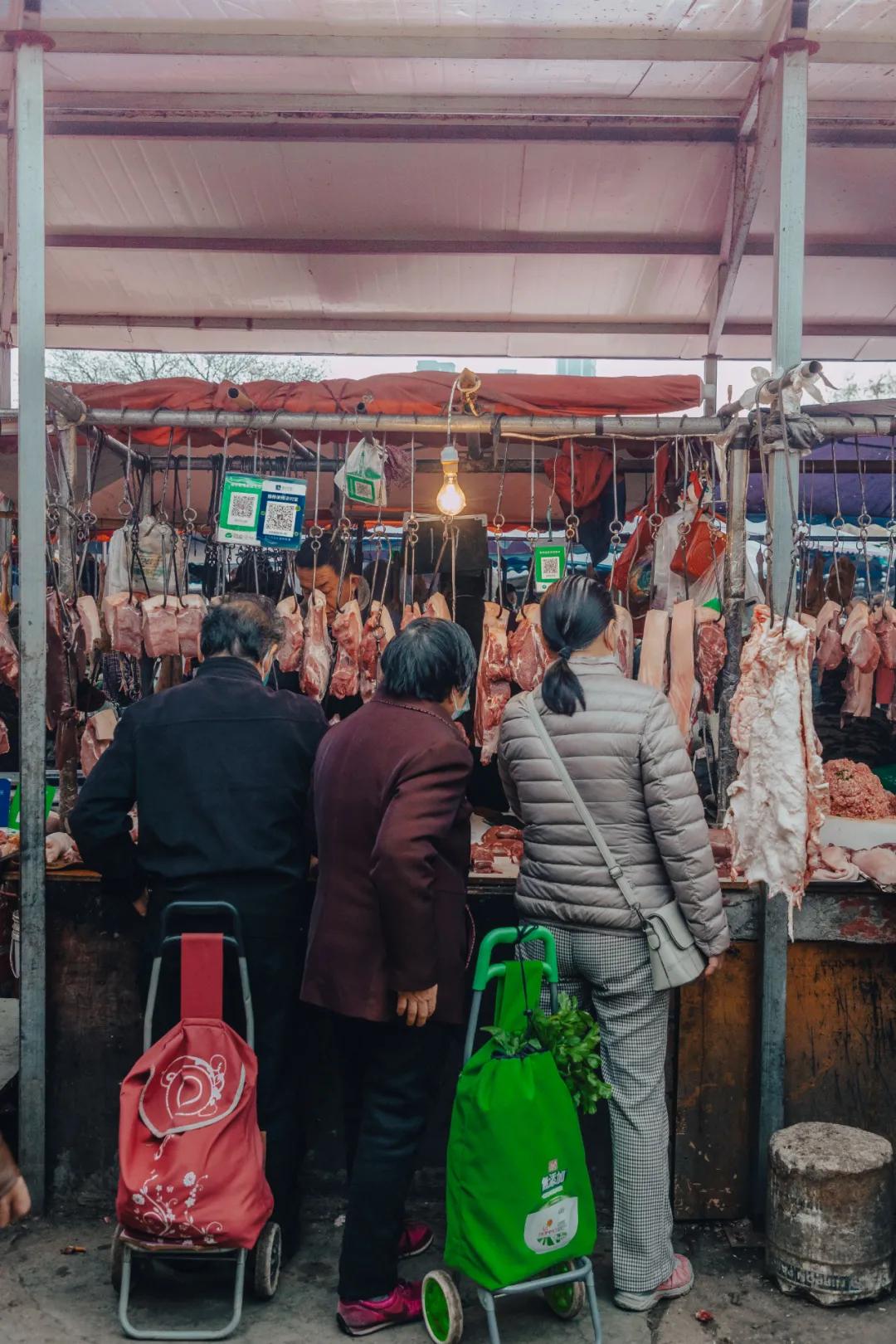 沙河边的野生菜市，是成都嬢嬢的狂欢现场