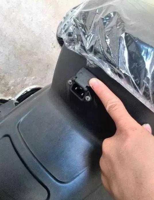 电动车充电口会有火花影响电瓶吗,电动车充电时会不会电人