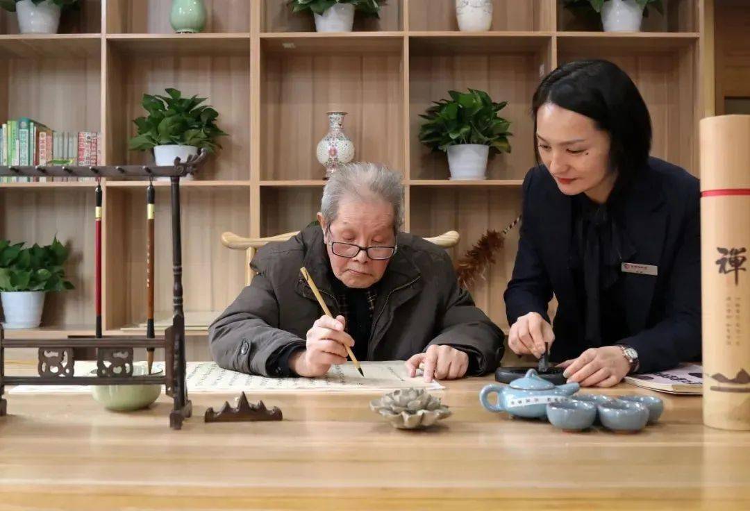 最新社区养老服务建设,今年将建成100个集中养老服务站点