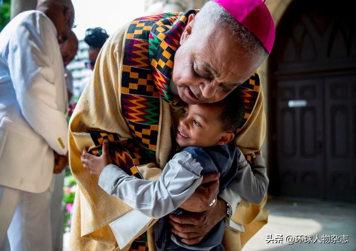 美首位黑人红衣主教出现！拿着10个博士学位，戳穿特朗普“摆拍”，传奇无人敌