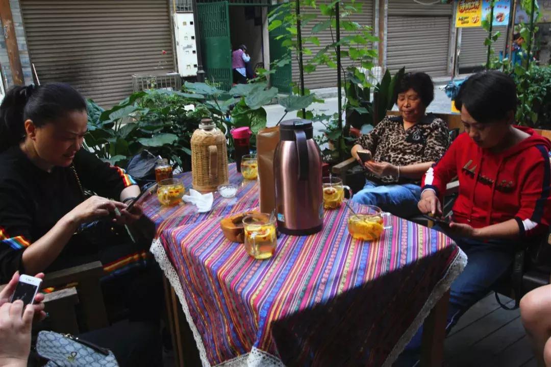 拒绝“人从众”！这个国庆必须到都江堰耍个“懒”，老街茶房、泥塑木作、古园书屋，快来享受你的小闲趣~