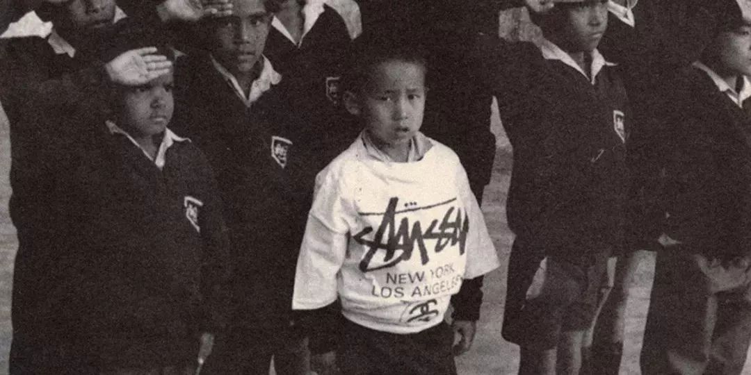 终于,它从街头走上了T台