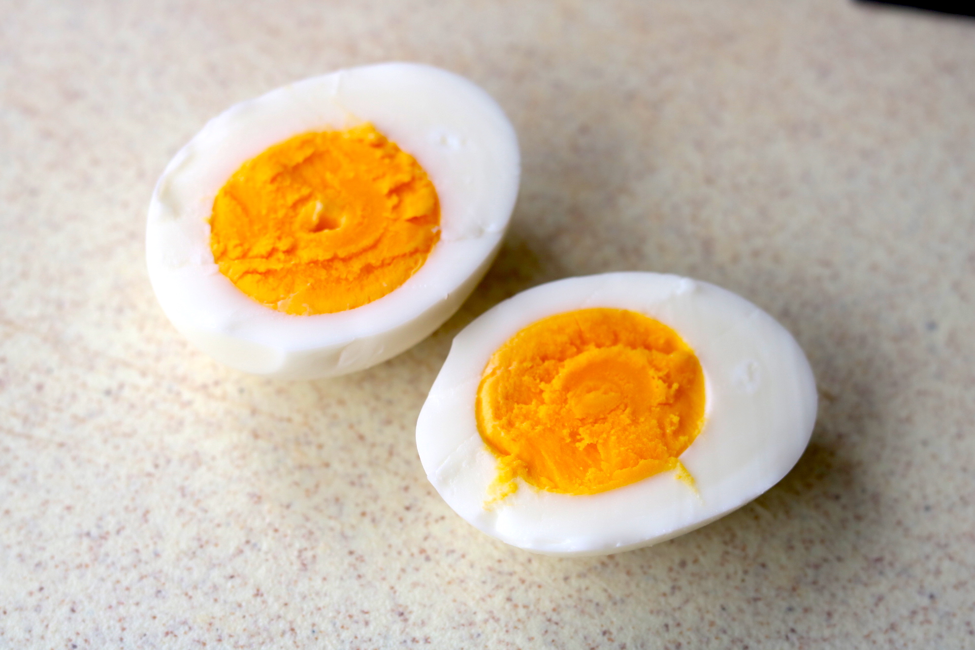 鸡蛋蛋黄发黑还能吃吗,为什么有些鸡蛋蛋黄发黑