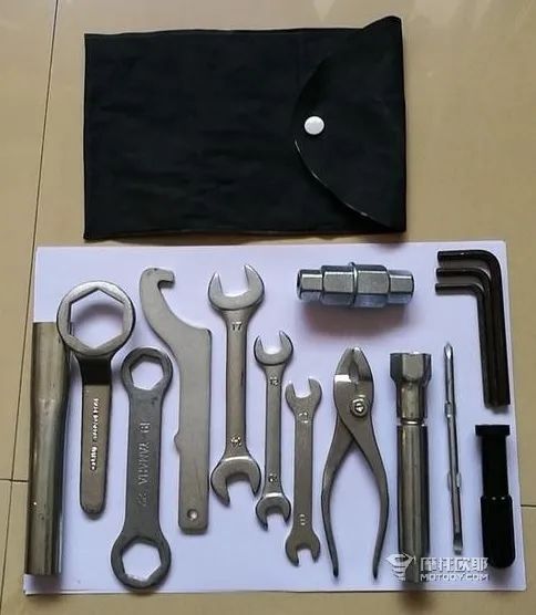摩托车骑行者随车工具,摩托自带随车工具放哪里的