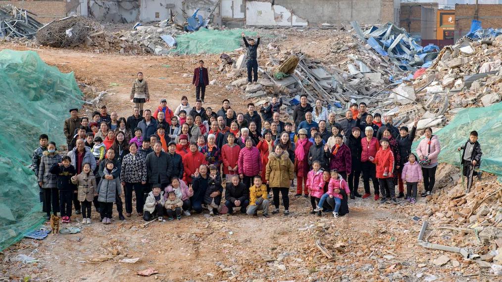 向对面出租屋射了一箭:80后妈妈王莹在城中村的实验艺术