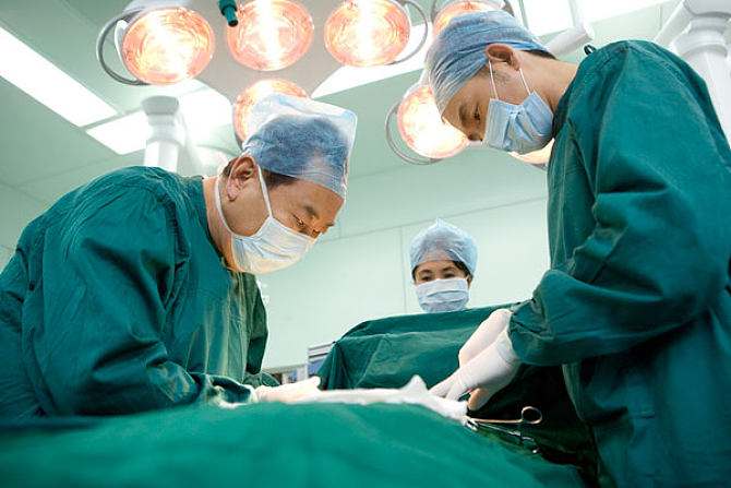 孩子耳朵边长了个疙瘩怎么切除,小朋友耳朵有畸形多大可以动手术