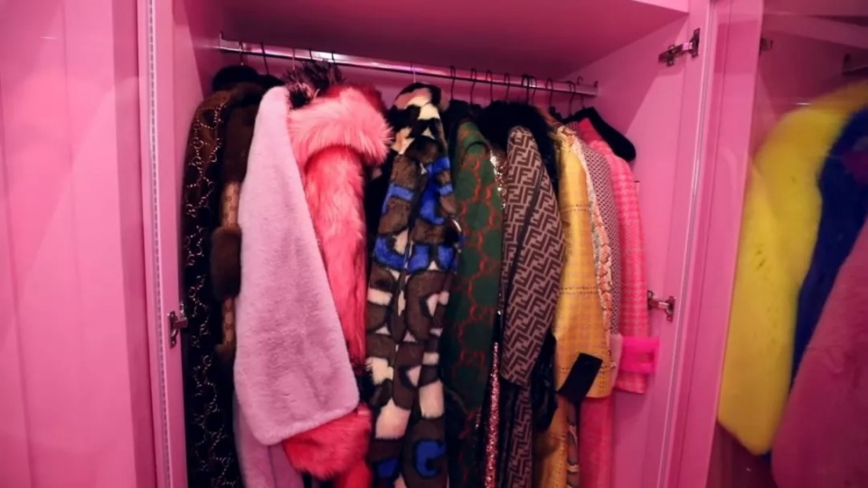 香奈儿磨刀、爱马仕砌墙,J姐的衣帽间戏可真多