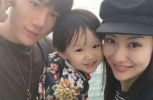 冰雪薇甜现状图片,冰雪薇甜现在有钱吗